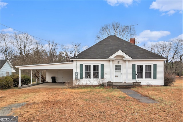 view of front facade with a front lawn and a carport