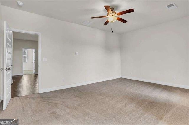 carpeted empty room featuring ceiling fan