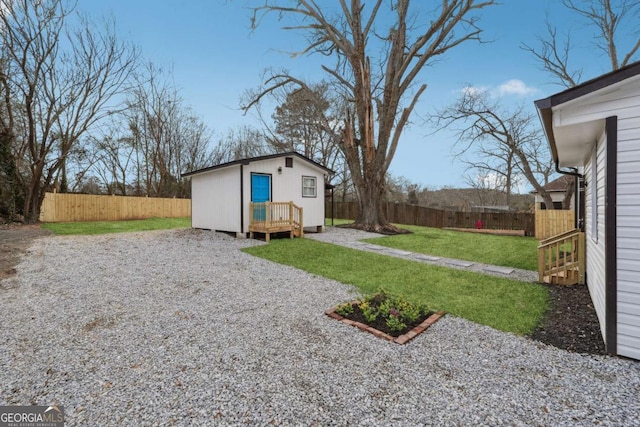 view of yard featuring an outbuilding