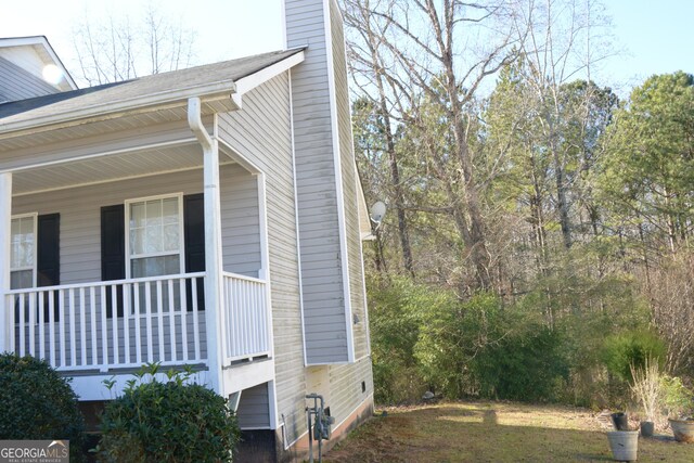 entrance to property featuring covered porch