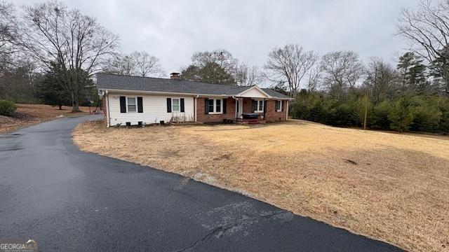 ranch-style home with a front yard