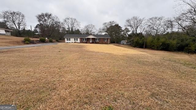 view of front of house featuring a front lawn