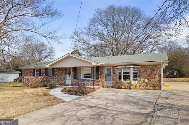 ranch-style house featuring a porch