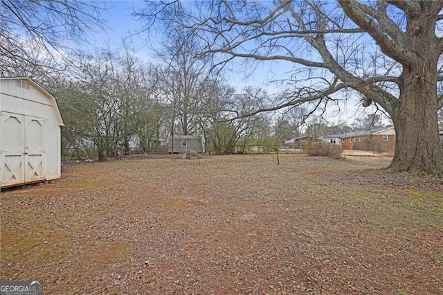 view of yard with a shed