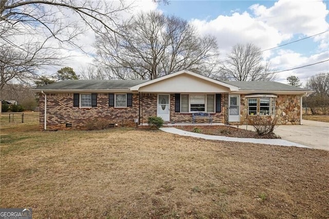 ranch-style house featuring covered porch and a front lawn