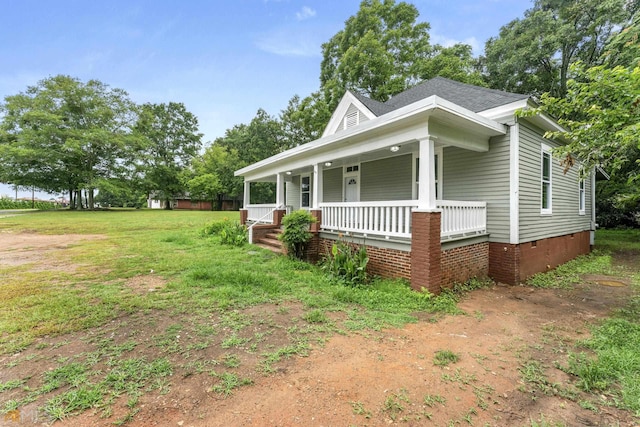 view of front of house featuring a front lawn and covered porch