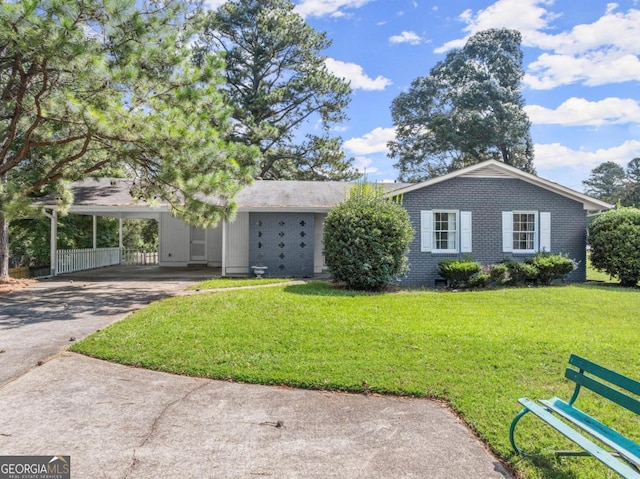 view of front of home featuring a carport and a front yard