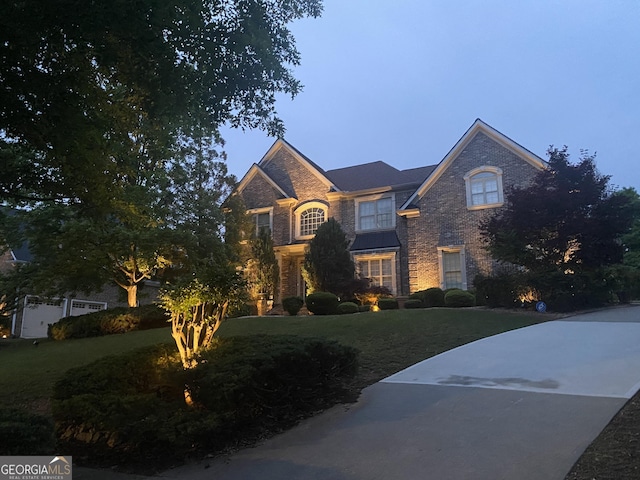 front facade featuring a lawn