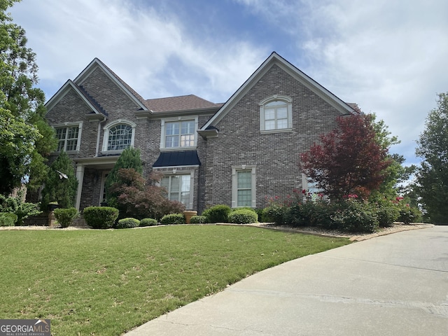 front facade featuring a front yard