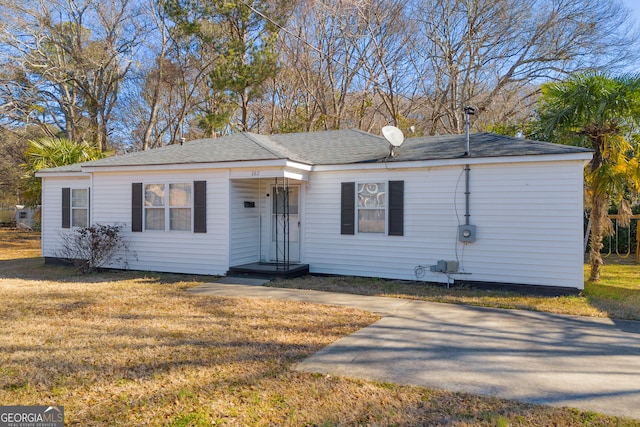 view of front of house featuring a front lawn