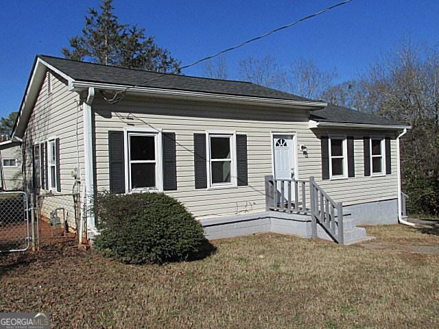 view of front of house featuring a front yard