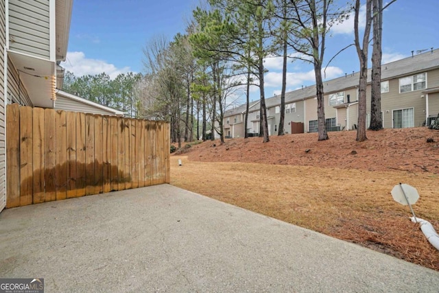 view of yard featuring a patio area