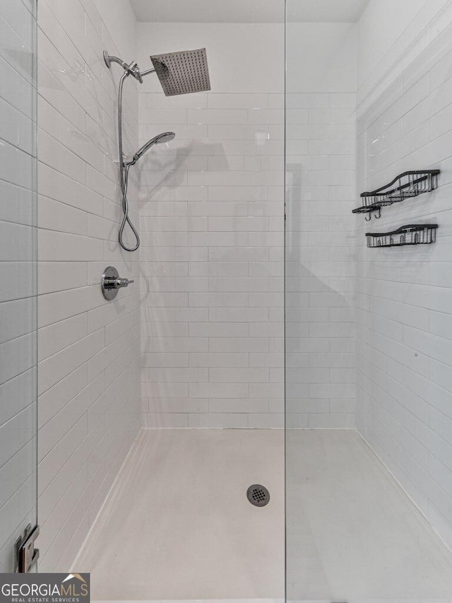 bathroom featuring a tile shower