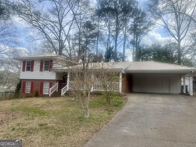 831 Bel Air Cir, Griffin, GA 30224 - split level home featuring driveway, metal roof, a front yard, a carport, and brick siding