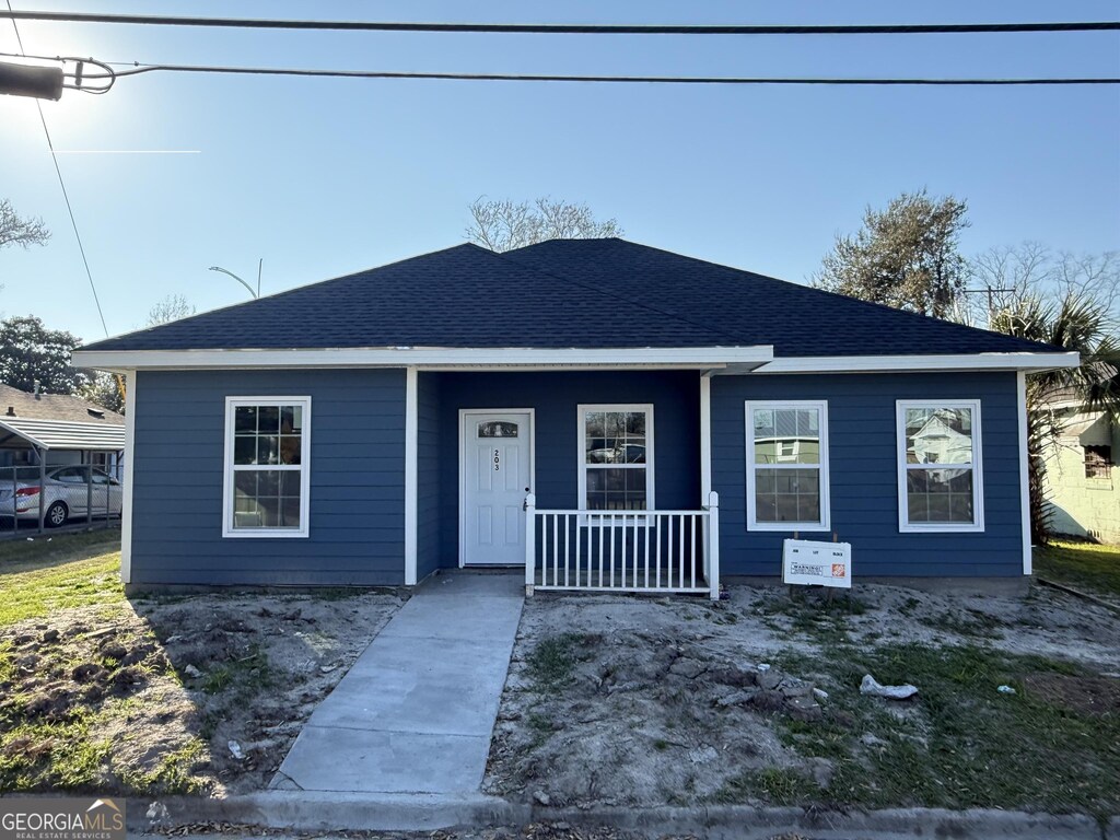 view of front of home featuring a patio