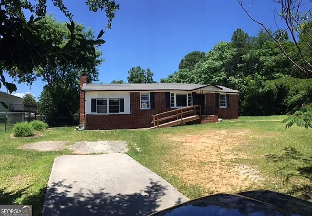 view of front of property with a front lawn