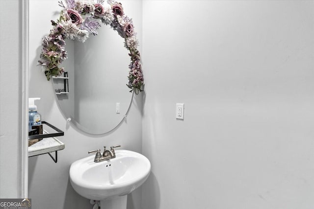 bathroom featuring a sink