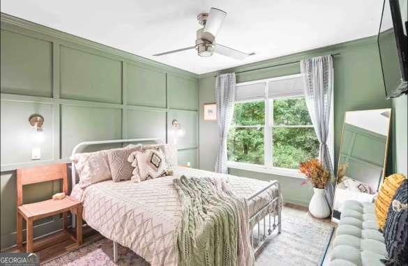 bedroom featuring ceiling fan