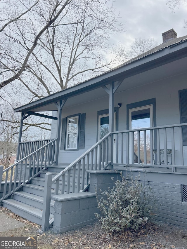 entrance to property featuring covered porch