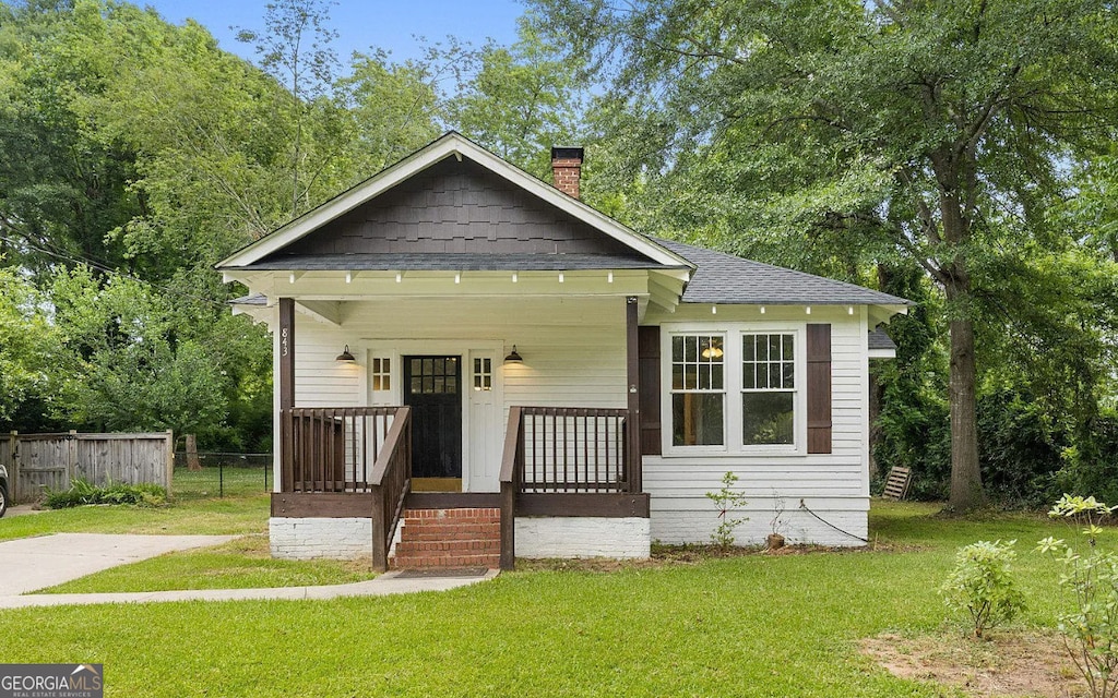 bungalow-style home featuring a front yard