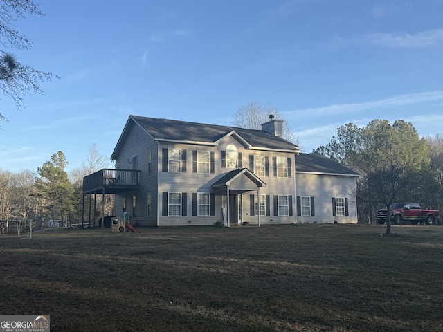 colonial house featuring a front lawn