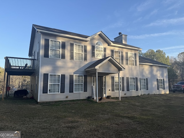 colonial house featuring a front yard