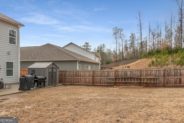 view of yard featuring a storage shed and a patio area