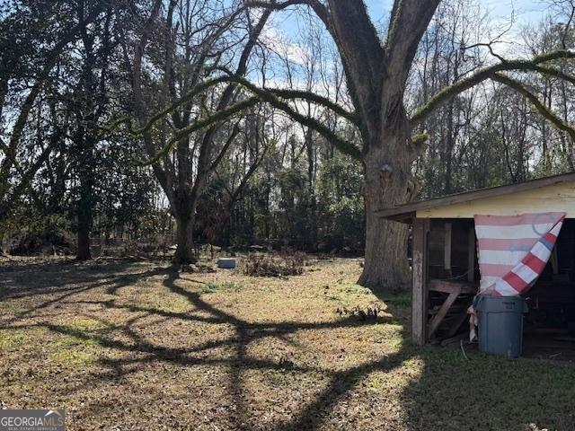 view of yard featuring an outdoor structure