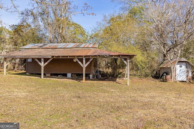 view of yard with a storage shed