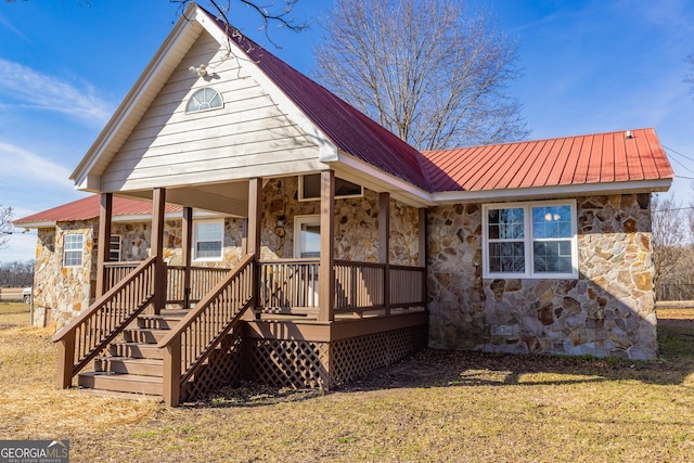 view of front of property with a front yard and covered porch