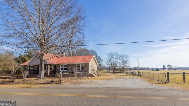 ranch-style house featuring a rural view