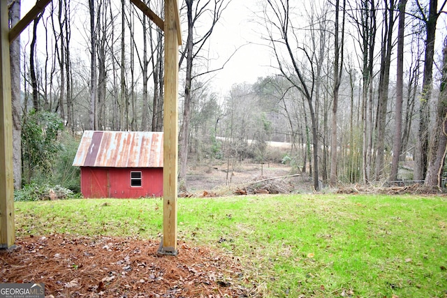 view of yard featuring an outbuilding