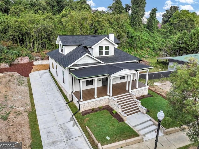 view of front of property featuring a front yard and a porch