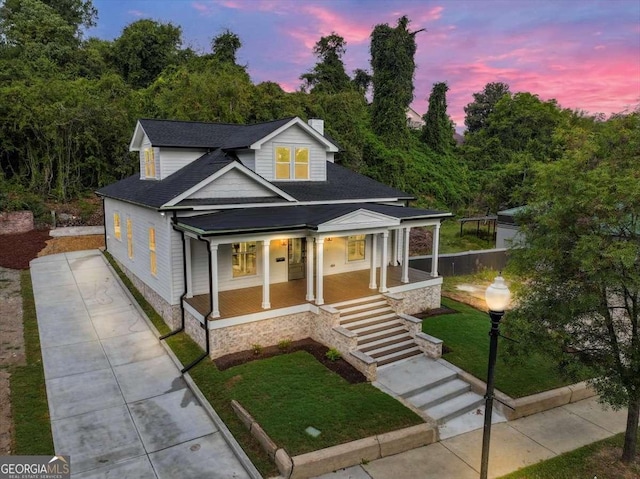 view of front of house featuring a porch and a lawn