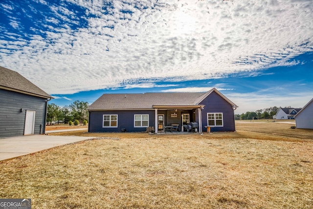 view of front facade featuring a front lawn