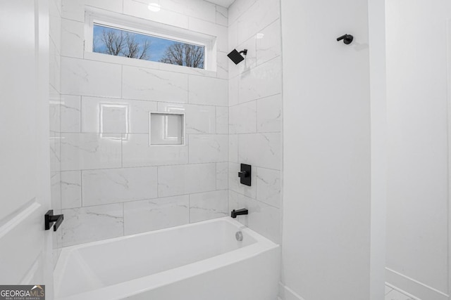 bathroom with tiled shower / bath combo