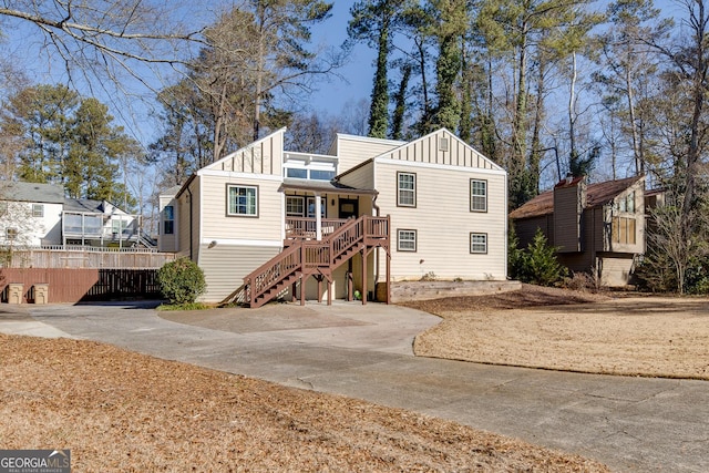 view of front of property featuring covered porch