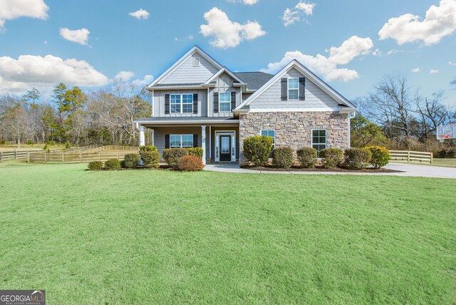 craftsman-style house featuring a front lawn