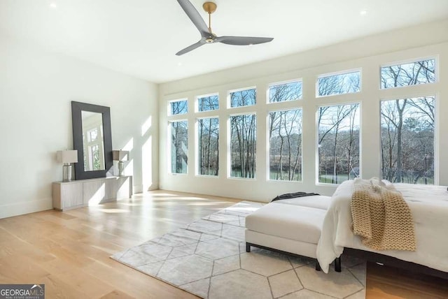 sunroom with ceiling fan