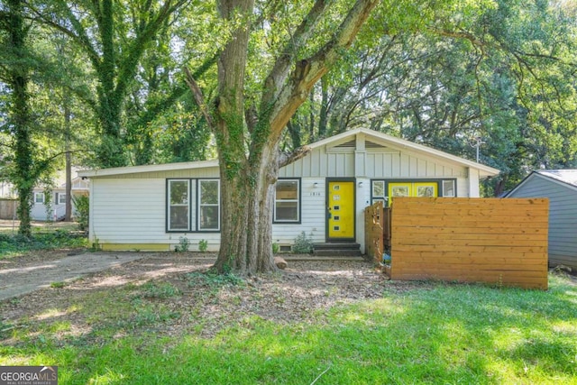 view of front of home featuring a front lawn