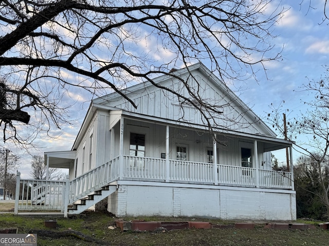 view of front facade with a porch