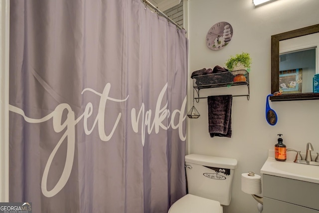 bathroom featuring a shower with curtain, vanity, and toilet