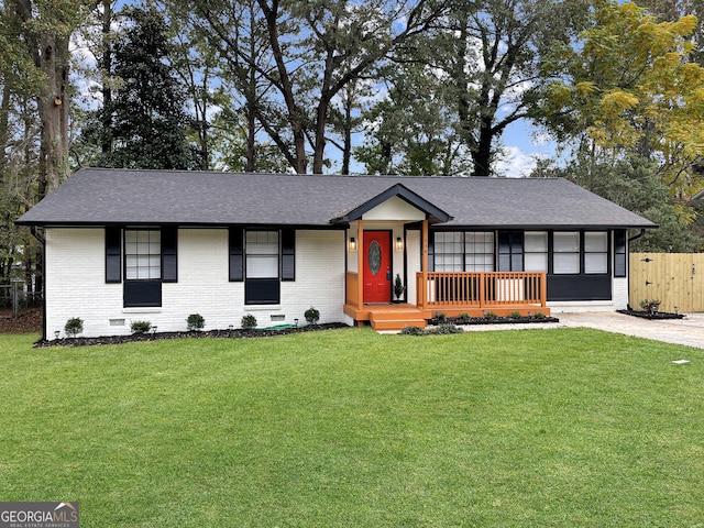 ranch-style house featuring a front yard