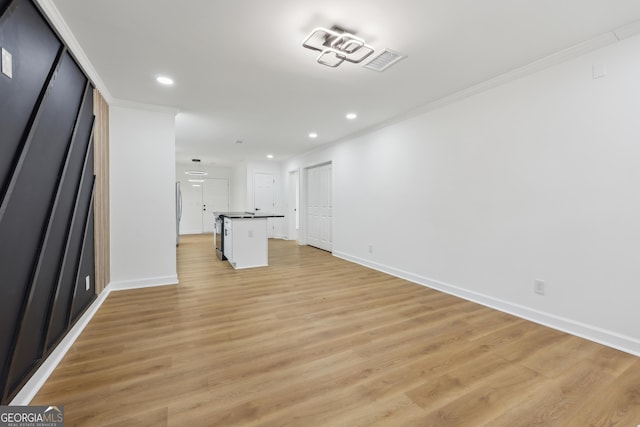 interior space featuring crown molding, recessed lighting, visible vents, light wood-style floors, and baseboards