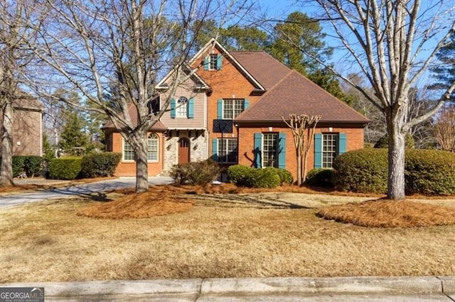 front of property with a front lawn