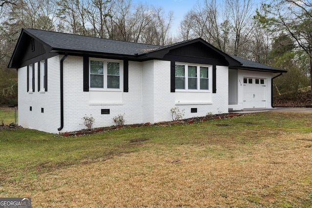 view of front of house featuring a garage and a front lawn