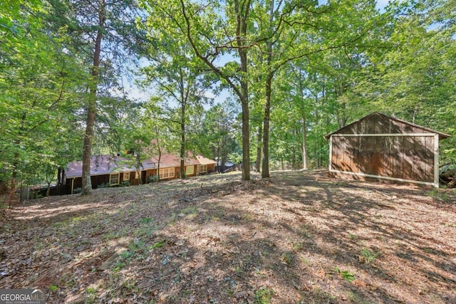 view of yard with an outbuilding