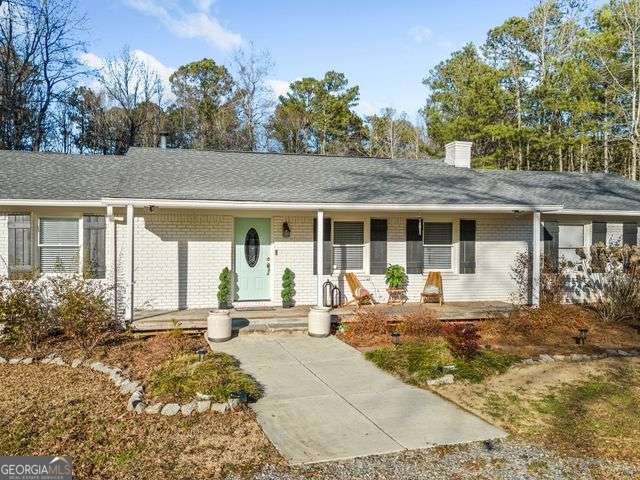 ranch-style house with a porch