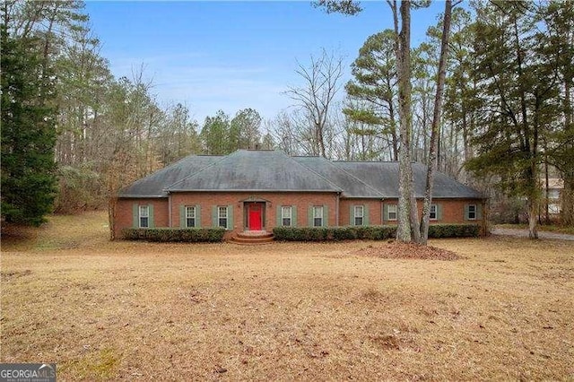 ranch-style home with a front yard