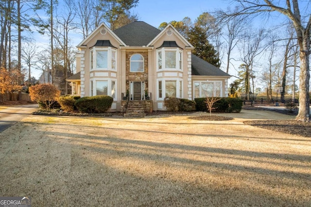 view of front of home featuring a front yard